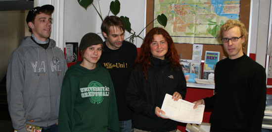 arndt_unterschriften_uebergabe-550x266-carsten_schoenebeck arndt_unterschriften_uebergabe-550x266-carsten_schoenebeck