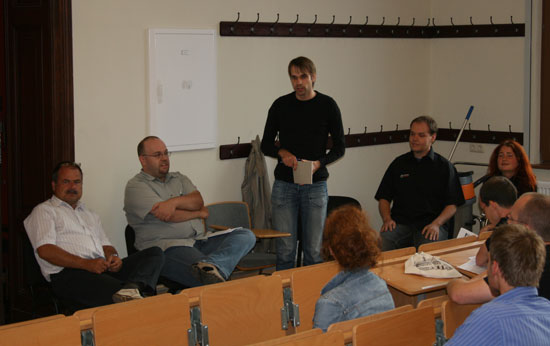 podiumsdiskussion-550x346-carsten_schoenebeck