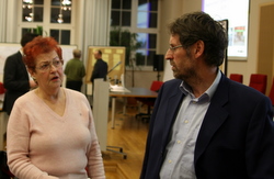 Gerhard Imhorst im Gespräch mit einer Bürgerin