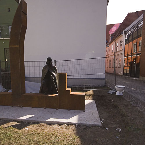 cdf-toilette3 Kloschüssel neben dem CDF-Denkmal